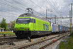 Doppeltraktion, mit den Loks 465 015-6 und 186 509-6 durchfährt am 12.05.2023 den Bahnhof Pratteln.
