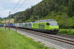 Doppeltraktion, mit den BLS Loks 465 015-6 und 485 018-6 und der kalten Siemens Vectron 475 407-3 fährt am 27.07.2023 Richtung Bahnhof Tecknau.