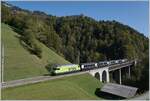 Die BLS Re 465 014-9 ist mit ihrem Golden Pass Express GPX 4069 von Interlaken Ost nach Montreux unterwegs und passiert die formschöne Bunschenbachbrücke bei Weissenburg.