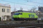 Re 465 005-7 der BLS verlässt am 15.12.2023 die Abstellanlage beim Bahnhof Pratteln.