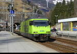 BLS - 465 015 am Schluss eines Autozuges ( Dieser Autozug war mit 2 Loks 465 002 + 465 015 unterwegs statt mit Lok und Steuerwagen ) beim verlassen des Bahnhofs Goppenstein am 17.02.2024