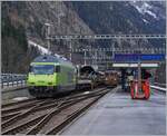 Am Schluss des aus Kandersteg in Goppenstein eintreffenden Autotunnelzuges (AT1) läuft die die BLS Re 465 002; im Hintergrund wartet die BLS Re 4/4 184 mit ihrem Autotunnelzug auf die Abfahrt nach Kandersteg. 

3. Jan. 2024