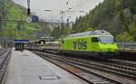 Mit einem Autozug aus Kandersteg kommt die Re 465 002 am 07.05.2024 im Bahnhof Goppenstein an