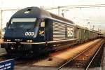 465 003-2 der BLS mit Regionalzug Interlaken-Ost-Zrich auf Bahnhof Spiez am 26-07-1995. Bild und scan: Date Jan de Vries.