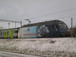 BLS Re 465 001 Connecting Europe... am 22.12.2009 in Kerzers.