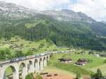 Re 465 015 und Re 465 014 am 11.6.05 auf dem Kanderviadukt in Frutigen. Wenn man sich die Re 465 015 genau ansieht, fllt auf, dass die BLS Aufschrift fehlt und auch die weissen Folien-streifen am falschen Ort aufgeklebt wurden.