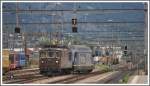 Re 425 182 und Re 465 013-1 der BLS holen Gterlast in Landquart ab.