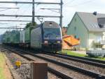 bls - 465 017-2 mit Gterzug unterwegs bei Hindelbank am 15.09.2011 .. Standort des Fotografen auserhalb des Zaunnes