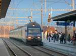 bls - 465 002-4 mit Regioexpress bei der einfahrt in de Bahnhof Ins um 07.42 Uhr am 30.03.2012