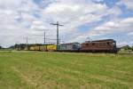 Re 425 086 und Re 465 012-3 mit Güterzug bei Lyssach, 15.06.2014.