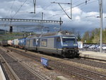 BLS - Loks 465 014-9 und 465 013-1 mit Güterzug bei der durchfahrt im Bahnhof von Liestal am 16.04.2016