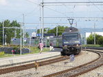 BLS - Lok 465 009-9 vor RE bei der einfahrt in den Bahnhof von Kerzers am 24.07.2016