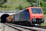 Re 474 017 von SBB Cargo hat am 12.07.2018 soeben den Villnachern-Tunnel bei Villnachern auf der Bözberg Südrampe verlassen und zieht ihren Güterzug in Richtung Basel.