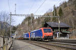 Re 474 014 und Schwester Lok zieht einen Güterzug die Lötschberg Nordrampe hinunter. Auch an einem Sonntag im Jahre 2020 sind auf der Bergstrecke einige Güterzüge oder Leermaterialzüge unterwegs. Hier im Bahnhof Blausee-Mitholz abgelichtet.
