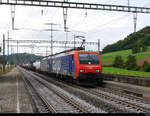 SBB - Loks 474 018 + 193 530 vor Güterzug bei der durchfahrt im Bhf Riedtwil am 24.09.2020