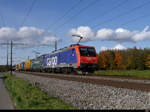 SBB - Loks 474 003 + 193 257 vor Güterzug unterwegs bei Uttigen in Richtung Thun am 24.10.2020