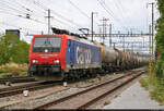 Re 474 018-5 (Siemens ES64F4) schleppt Kesselwagen durch den Bahnhof Pratteln (CH) Richtung Basel SBB RB.
Diese und die weiteren Aufnahmen entstanden an der Güterstrasse.

🧰 SBB Cargo
🕓 29.7.2022 | 17:06 Uhr