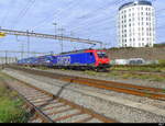 SBB - Loks 474 002 +193 532 mit Güterzug unterwegs in Pratteln am 05.10.2023 .. Standort ausserhalb der Geleise