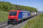 Die nach ihrer Revision immer noch frisch aussehende 474 016 zieht ihren Güterzug in Richtung Basel, aufgenommen bei Villnachern AG am 01.05.2022.