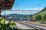 Re 474 004 und eine weitere Re 474 mit einer geschleppten Re 482 und einem UKV-Zug am 5. Juli 2017 bei der Durchfahrt des Bahnhofs Effingen.