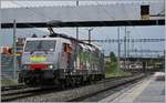 Die MRCE 189 090  Göttingen  (UIC 91 80 6189 990-5 D-Dispo Class 189-VE), vermietet an SBB Cargo und in der Novelis-Farbgebung beim Manöver in Sierre.
31. Juli 2017