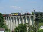 Eine SBB Re 474 durchquert am 5. Mai 2018 mit einem UKV-Zug die Rheinbücke bei Eglisau in Richtung Chiasso.
