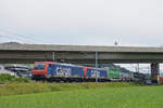 Doppeltraktion, mit den Loks 474 004-9 und 474 012-2, fahren Richtung Bahnhof Itingen.