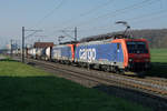 Doppeltraktion Re 474 mit einem schweren Güterzug auf der Fahrt in den Süden bei Herzogenbuchsee am 15.