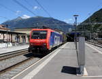 474 017-1 von SBB-Cargo fährt mit einem Containerzug aus Deutschland nach Italien und verlässt den Bahnhof von Bellinzona und fährt in Richtung Italien.
