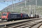 SBB Cargo Re 474 009 und die Re 474 005 mit einem Güterzug am 14.4.20 bei der Ausfahrt in Brog.