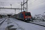 In Immensee hat die SBB Re 474 016 mit ihrem Güterzug von der Südbahn kommend, den Kilometer Null der Gotthardbahn erreicht und fährt nun Richtung Süden.