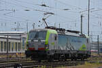 Siemens Vectron 475 408-1 der BLS verlässt die Abstellanlage beim badischen Bahnhof.