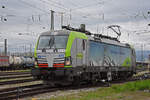 Siemens Vectron 475 413-1 der BLS verlässt am 08.10.2022 die Abstellanlage beim badischen Bahnhof.