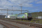 Siemens Vectron 475 413-1 der BLS durchfährt am 03.10.2022 den Bahnhof Pratteln.
