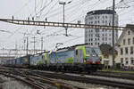 Doppeltraktion, mit den Siemens Vectron 475 410-7 und 475 411-5 der BLS durchfährt am 17.01.2023 den Bahnhof Pratteln.