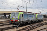 Doppeltraktion, mit den BLS Loks 475 402-4 und 475 404-0, verlassen den Badischen Bahnhof.