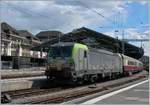 Die BLS Re 475 404 verlässt mit ihrem langen TEE  Rheingold  Lausanne Richtung Norden.
18. April 2017