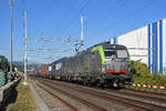 Siemens Vectron 475 411-5 der BLS fährt Richtung Bahnhof Itingen.