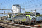 Siemens Vectron der BLS 475 415-6 durchfährt den Bahnhof Pratteln.