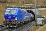 475 901 der wrs mit einem Kesselzug am Haken verlässt am 08.02.2021 den Villnachern-Tunnel in Richtung Basel.