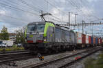 Siemens Vectron 475 403-2 der BLS durchfährt am 03.10.2022 den Bahnhof Pratteln.