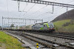 Siemens Vectron 475 420-6 durchfährt am 04.01.2023 den Bahnhof Effingen.
