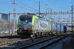Siemens Vectron 475 420-6 der BLS durchfährt am 08.02.2023 den Bahnhof Pratteln.