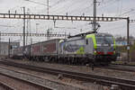 Siemens Vectron 475 420-6 der BLS durchfährt am 06.02.2023 den Bahnhof Pratteln.