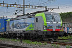 Siemens Vectron 475 422-2 der BLS durchfährt am 05.05.2023 den Bahnhof Pratteln.