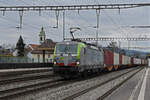 Siemens Vectron 475 405-7 der BLS durchfährt am 27.02.2023 den Bahnhof Rupperswil.
