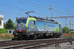 Siemens Vectron 475 411-5 der BLS verlässt am 09.06.2023 die Abstellanlage beim Bahnhof Pratteln.