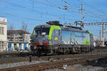 Siemens Vectron 475 412-3 der BLS verlässt am 05.02.2024 die Abstellanlage beim Bahnhof Pratteln.