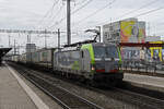 Siemens Vectron 475 425-5 der BLS durchfährt am 08.02.2024 den Bahnhof Pratteln.