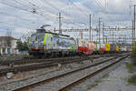 Siemens Vectron 475 423-0 der BLS durchfährt am 23.02.2024 den Bahnhof Pratteln.